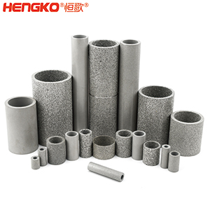 燒結不銹鋼濾管筒 如果您對燒結不銹鋼濾管筒有任何疑問,您會在這里找到答案。  一、什么是燒結不銹鋼濾管筒?    是通過加熱或加壓的燒結工藝制成的特殊金屬管。根據您需要的金屬類型,可以選擇燒結不銹鋼金屬管、燒結銅金屬管或燒結青銅金屬管。  二、燒結金屬管有哪些用途? 1.食品和飲料行業:防止食物營養成分被沖走,還可以過濾掉污染物。 2.水力發電廠為您工廠的渦輪機提供動力。保持電力循環生產。 3.天然氣生產廠可以捕獲氣體中的小污染物。 4.化學加工工業過濾掉有害污染物,提高化學產品的效率。 5.石油工業消除污染物來提高石油產品的純度。 6.醫藥行業去除藥品中的污染物,并提高藥用價值     三、燒結金屬管的優點是什么? 1.材料堅固形狀靈活    2.良好的滲透性     3.多種孔隙分布 4.性能穩定可以應對來自各種流體的高壓而不會變形。  5.機械強度高可以在高溫高壓等極其惡劣的環境中使用。 6.可以調整孔的大小    7.耐腐蝕和熱沖擊   8.設備易于清潔,無需長時間關機。  四、選擇燒結金屬管時要注意以下幾點:  優質材料、溫度范圍、微米變化、耐腐蝕、納污能力、機械強度 需要的高強度(恒歌316不銹鋼濾管正反向流動中提供相同的強度)      燒結金屬管的工作原理  五、什么材料可以制造燒結金屬管? 1.燒結不銹鋼:高機械強度耐腐蝕,在高壓高溫中高效運行不會損壞;  2.銅粉末燒結管屬不銹鋼替代品,耐腐蝕且經濟實惠,但耐溫和強度較差;  3.鎳合金,適用于極端工作條件的燒結金屬管。     注:燒結、固化、退火有以下幾個方面的比較:  1.燒結:這是一種熱處理方法,會使粉末狀物質形成整體材料,利用粉末中單個粒子之間發生的擴散。可以固態和液態下發生。     金屬粉末  2.養護:是用來加速化學反應的技術,適用于高分子及高分子材料復合。當熱固性聚合物在室溫下無法在合理時間內固化時,您將使用固化爐應用高溫來實現固化過程。  (例如,當您將預浸碳纖維覆蓋在模具上時可以固化它,使它保持模具的形狀,單體會在固化溫度下迅速反應,從而形成熱固性聚合物,使預浸墊物質變硬。)  3.退火:是一種熱處理技術,用于使用非常高的溫度來減輕物質的應力,降低處理物質中原子間鍵內的內應力和整體彈性能。此外,它是指金屬熱處理、高性能聚合物和陶瓷玻璃的術語。  (例如,您可以將冷軋鋼坯退火,制成另一種產品,當內部應力不推薦時,例如在進行機加工之前,您可使用此過程,機械加工通過去除材料來改變內應力的分布。     六、有哪些類型的燒結金屬管: 1.燒結多孔金屬管金屬管上的孔有助于過濾過程,運營成本低,但由于表面積小效率較低。     2.褶皺燒結金屬管表面積大于多孔金屬管,過濾效率高,但成本也高。     七、能清洗燒結金屬管嗎? 建議定期清潔設備上累積的污染物提高效率,確保其經久耐用并發揮最佳性能,延長使用壽命。  在 Hengko我們將幫助您獲得合適的燒結不銹鋼濾管筒以滿足獨特的應用要求。您有任何疑問,請隨時聯系我們的團隊。www.bethune.net.cn